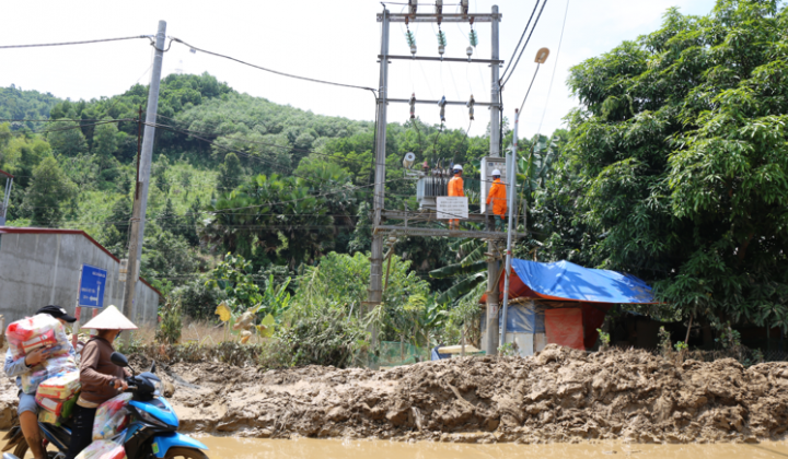 Vượt lên mưa lũ khắc nghiệt, hết mình vì dòng điện sáng