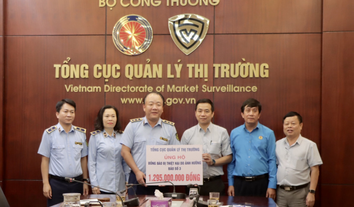 Quản lý thị trường quyên góp hơn 2,3 tỷ đồng ủng hộ người dân bị ảnh hưởng bởi bão, lũ