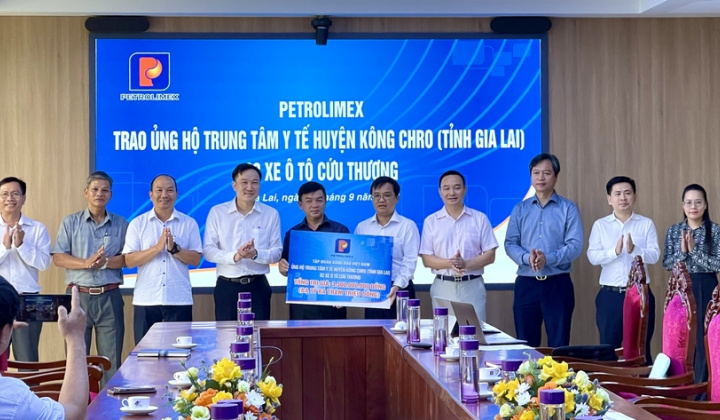 Petrolimex tài trợ 2 xe cứu thương cho huyện Kông Chro, tỉnh Gia Lai