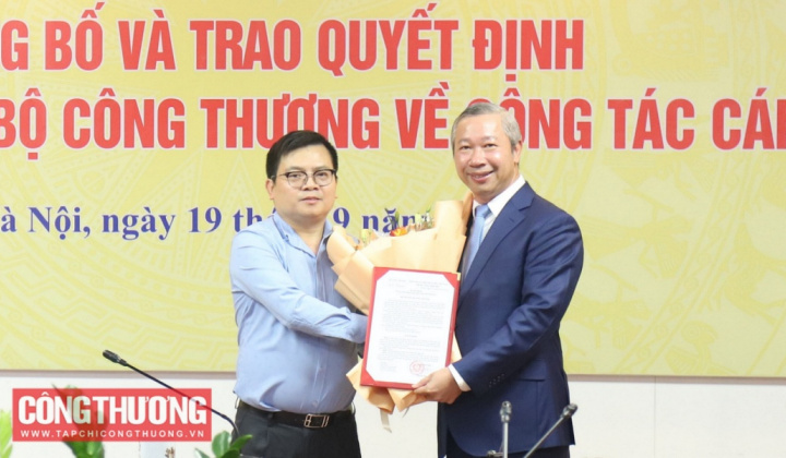Trao quyết định bổ nhiệm Cục trưởng Cục Công nghiệp