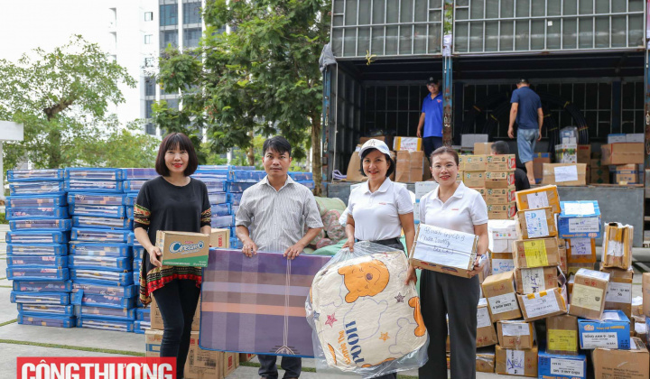 [TIN ẢNH] Tạp chí Công Thương và bạn đọc trao tặng ủng hộ học sinh vùng lũ Cao Bằng đến trường