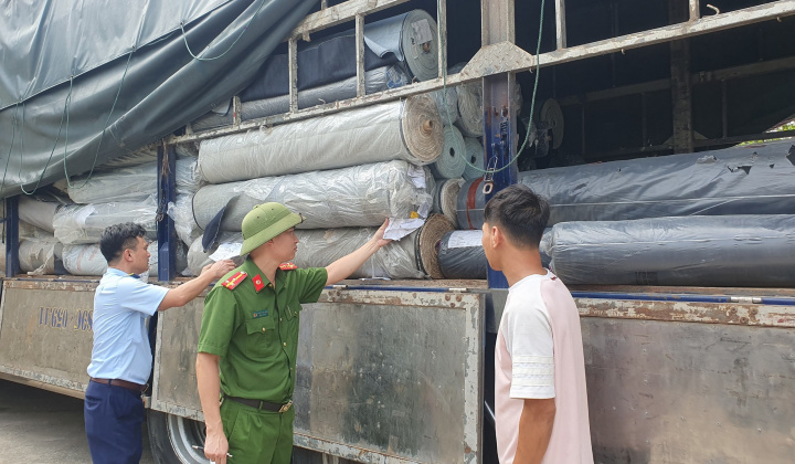 Cục QLTT Hưng Yên chuyển cơ quan Cảnh sát điều tra vụ việc mua bán trên 9,3 tấn vải cuộn có dấu hiệu nhập lậu
