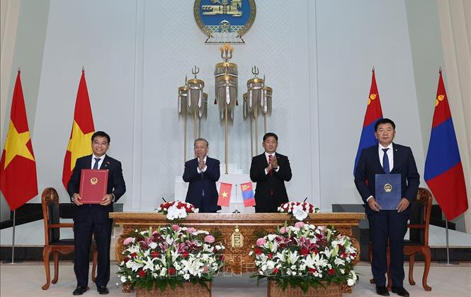 Tổng Bí thư, Chủ tịch nước Tô Lâm và Tổng thống Mông Cổ chứng kiến Lễ ký các văn kiện hợp tác