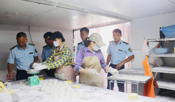Sản xuất bánh trung thu không đảm bảo  một hộ kinh doanh ở Vĩnh Phúc bị phạt 15 triệu đồng