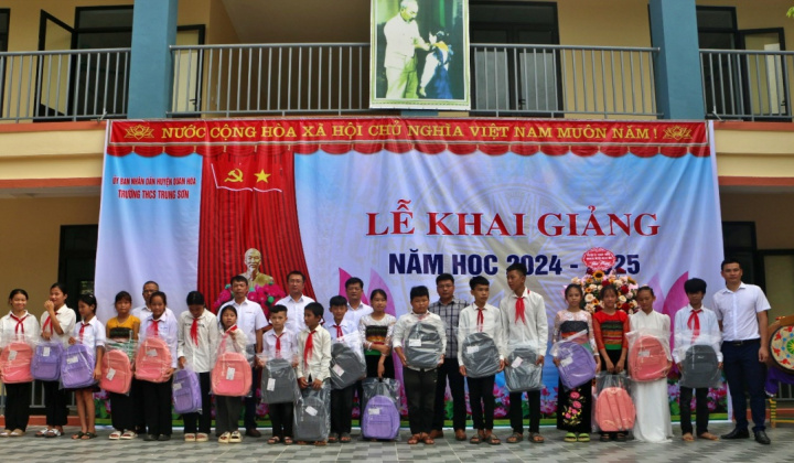 Thủy điện Trung Sơn trao quà cho các em học sinh tại các điểm trường xã Trung Sơn