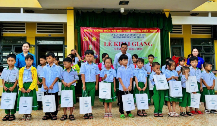 Thủy điện An Khê - Ka Nak: “Cắp sách đến trường cùng học sinh nghèo” tại Bình Định và Gia Lai