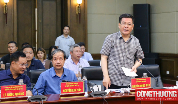 Ngành điện Hải Phòng nỗ lực khắc phục sự cố để sớm cấp điện lại