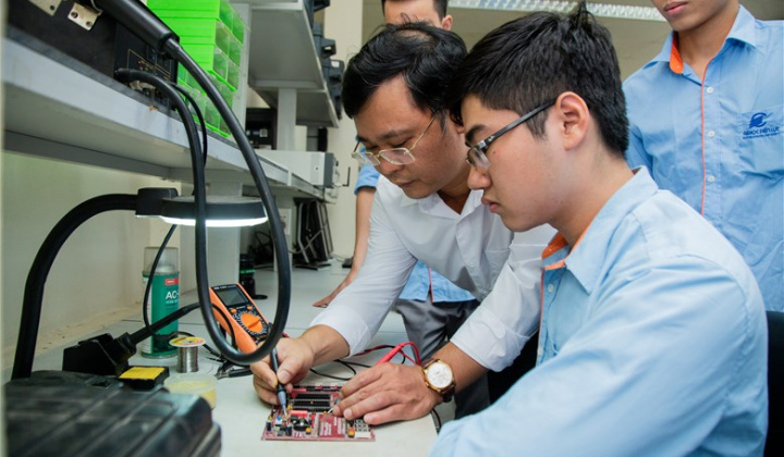 Thu hút, trọng dụng người có tài năng làm việc trong cơ quan nhà nước