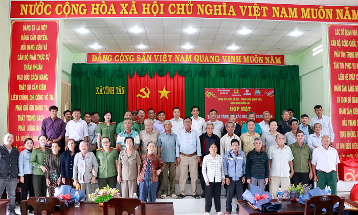 Nhiệt điện Vĩnh Tân: Tặng quà Tết, mang niềm vui cho những hoàn cảnh khó khăn