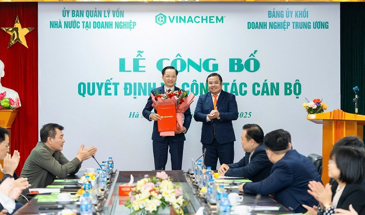 Trao quyết định Tổng giám đốc Vinachem cho ông Nguyễn Hữu Tú