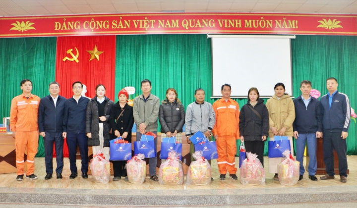 Thủy điện Trung Sơn tặng quà tết cho các hộ gia đình có hoàn cảnh đặc biệt khó khăn
