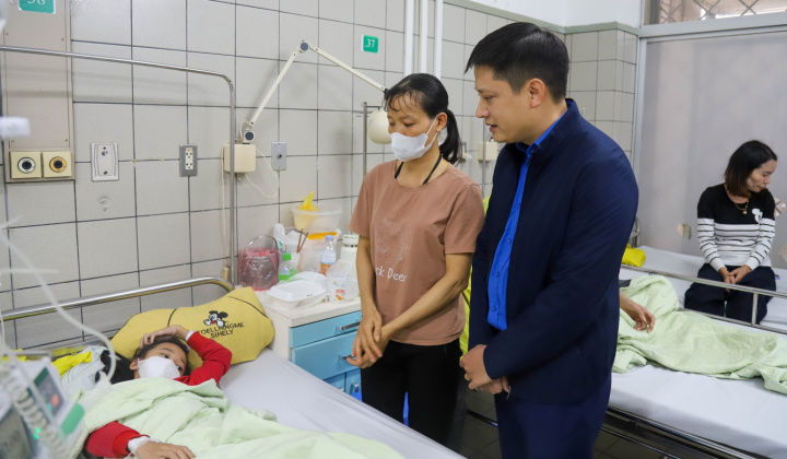 Đoàn Thanh niên Bộ Công Thương thăm hỏi, tặng quà bệnh nhi tại Bệnh viện Bạch Mai