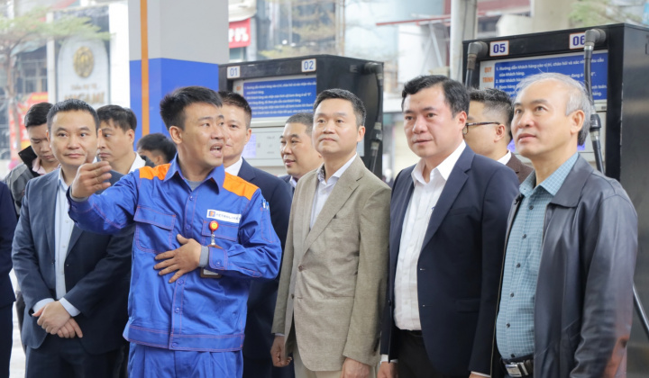 [CHÙM ẢNH] Thứ trưởng Nguyễn Sinh Nhật Tân kiểm tra đảm bảo nguồn cung xăng dầu trên địa bàn Hà Nội