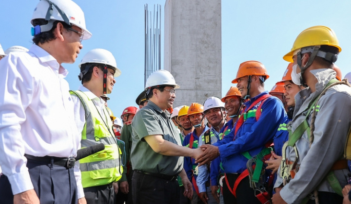 Thủ tướng: Chăm lo, hỗ trợ người lao động làm việc trên công trường dịp Tết Ất Tỵ