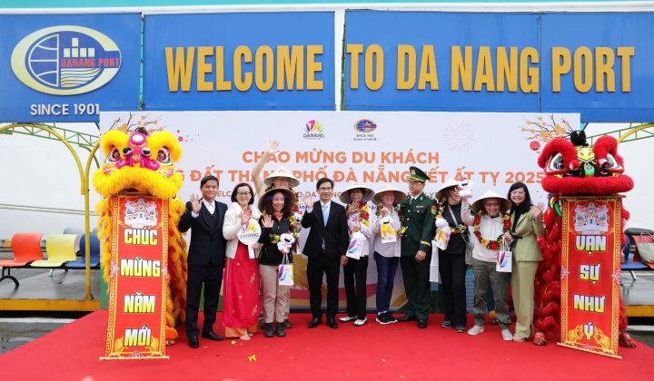Đà Nẵng: Nhộn nhịp khách quốc tế xông đất ngày đầu năm mới Ất Tỵ 2025