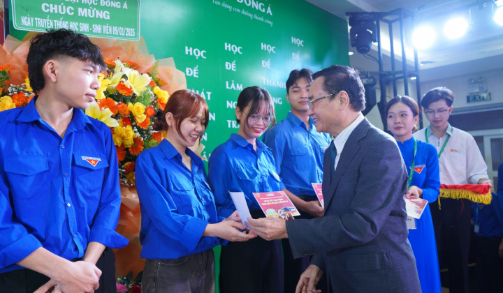 Đại học Đông Á trao 330 vé xe Tết đến sinh viên miền Trung – Tây Nguyên
