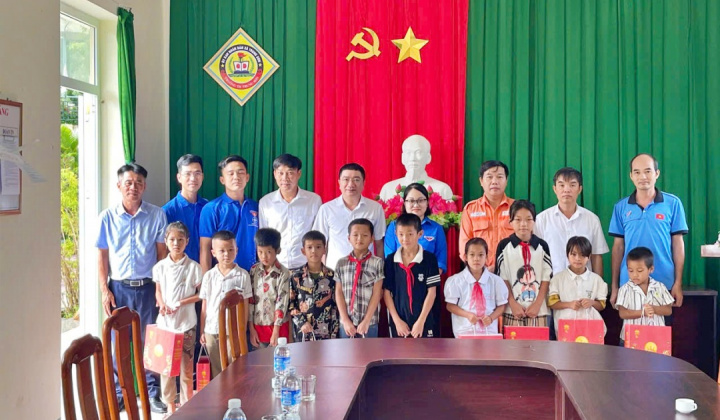 Thủy điện Trung Sơn trao quà Trung thu cho thiếu nhi có hoàn cảnh khó khăn tại xã Trung Sơn