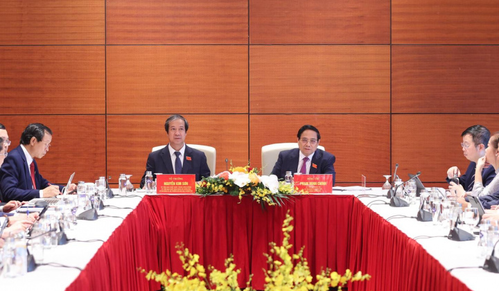 Đại hội Đảng bộ Chính phủ lần thứ I thảo luận tại tổ về các dự thảo văn kiện