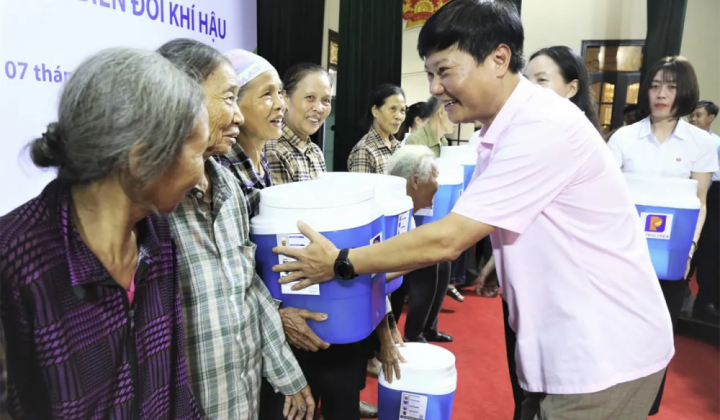 Petrolimex trao 1.100 bình lọc nước và ủng hộ 01 tỷ đồng tới người dân trên địa bàn tỉnh Hưng Yên