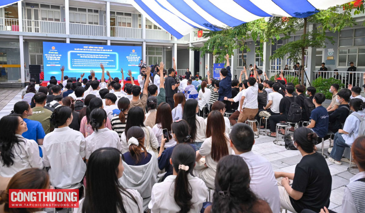 Nhiều bạn trẻ hào hứng tìm hiểu pháp luật về sử dụng năng lượng tiết kiệm và hiệu quả