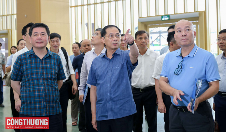 [CHÙM ẢNH] Ban Chỉ đạo Hội chợ Mùa Thu 2025 kiểm tra thực tế tiến độ tổ chức Hội chợ
