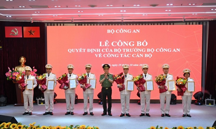 Bộ Công an phong cấp bậc hàm cho 8 lãnh đạo chủ chốt của Tổng Công ty Viễn thông MobiFone