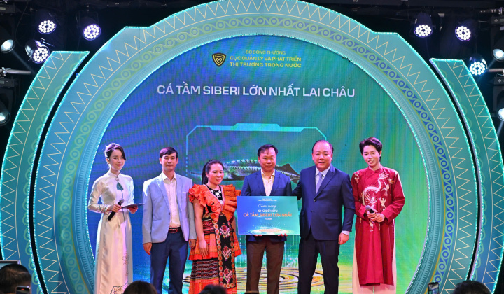 Đấu giá thành công con cá tầm nặng 50kg tại Tuần lễ Nông sản Việt 2025