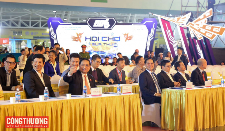 [CHÙM ẢNH] Thủ tướng Phạm Minh Chính dự buổi Tổng duyệt Lễ khai mạc Hội chợ Mùa Thu lần thứ nhất - 2025