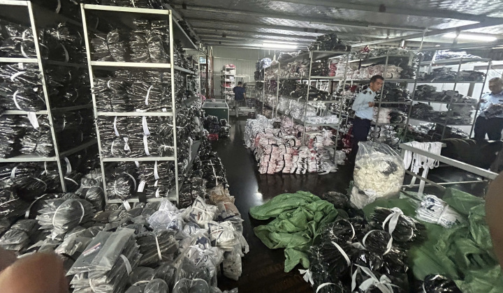 Phát hiện cơ sở sản xuất hàng nghìn sản phẩm quần áo giả nhãn hiệu YONEX tại Hà Nội