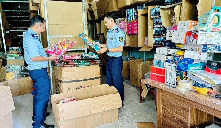 Quản lý thị trường Đà Nẵng mạnh tay xử lý đồ chơi không rõ nguồn gốc: Phạt 77 triệu, tịch thu lô hàng 120 triệu đồng"