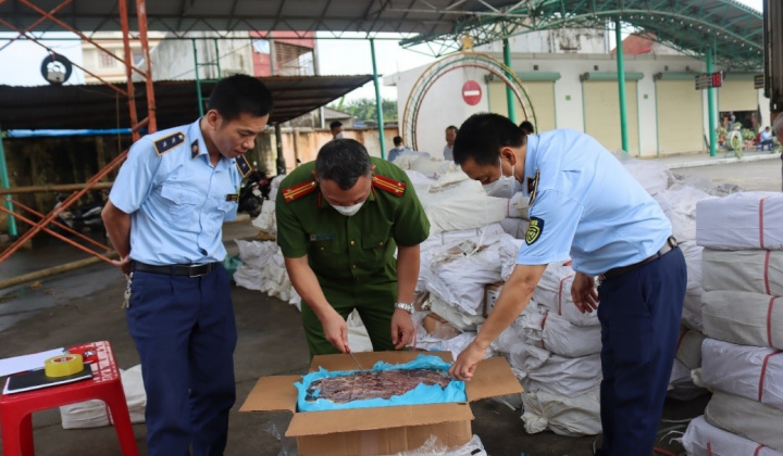 Hà Nội tăng cường đấu tranh, xử lý nghiêm hành vi buôn lậu và sản xuất hàng giả