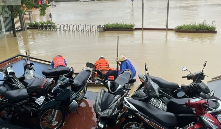 Người thợ điện Đà Nẵng - "Điểm tựa" của người dân vùng lũ