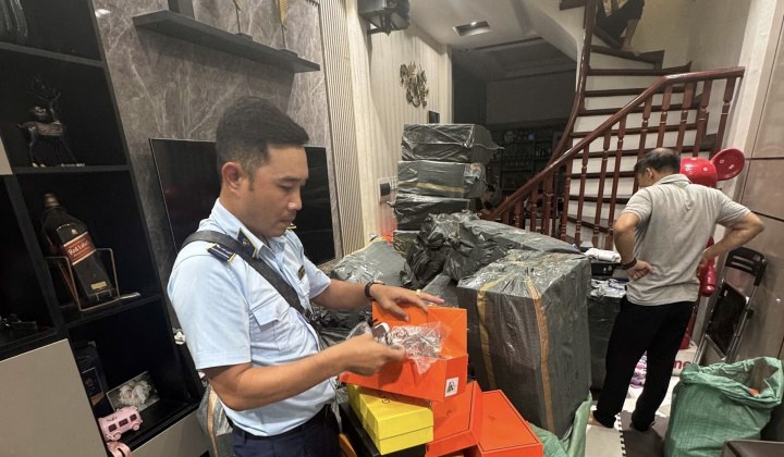 Phát hiện hơn 5.700 sản phẩm giày dép giả mạo nhãn hiệu nổi tiếng tại phường Kim Liên