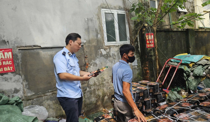 Phát hiện hơn 24.000 sản phẩm thực phẩm nhập lậu tại phường Từ Liêm, Hà Nội