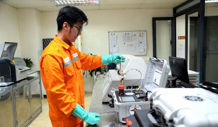 Phía sau ánh sáng Thủ đô là những người thí nghiệm dầu máy biến áp