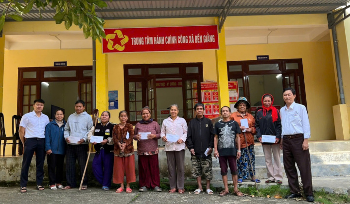 Công ty Thủy điện Sông Bung trao quà hỗ trợ người dân và học sinh xã Bến Giằng sau bão lũ