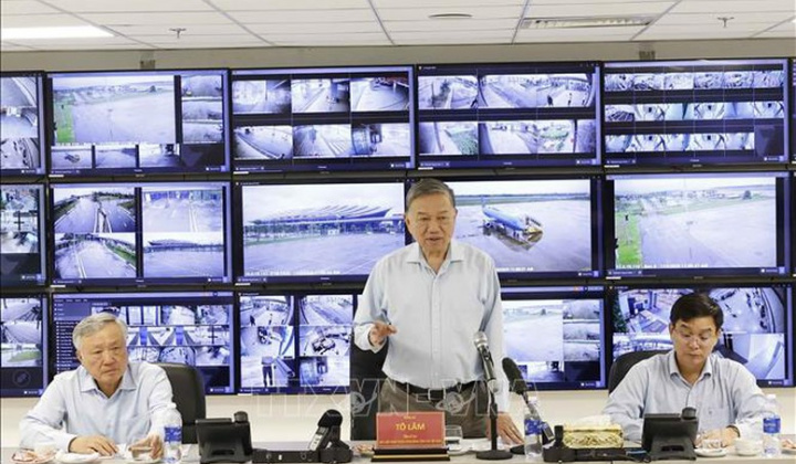 Tổng Bí thư Tô Lâm thăm, tặng quà người dân bị ảnh hưởng do mưa lũ tại Huế