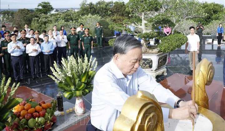 Tổng Bí thư Tô Lâm dâng hương tưởng niệm Chủ tịch Hồ Chí Minh và các anh hùng liệt sĩ tại Phú Quốc