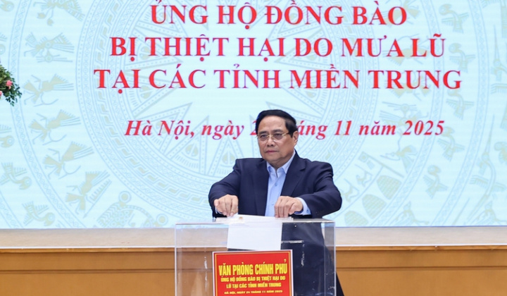 Thủ tướng Phạm Minh Chính cùng lãnh đạo Chính phủ và tập thể VPCP ủng hộ đồng bào vùng thiên tai