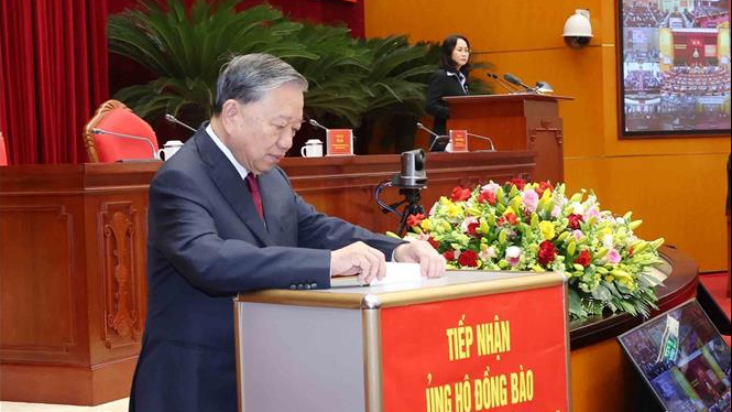 Tổng Bí thư Tô Lâm và các đại biểu ủng hộ đồng bào bão lũ