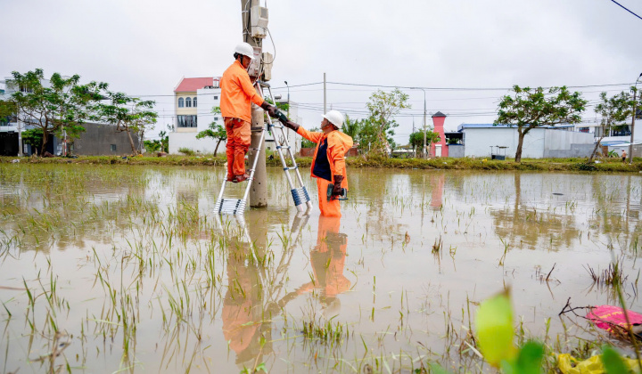 Gần 96% khách hàng miền Trung - Tây Nguyên được cấp điện trở lại sau ngập lụt