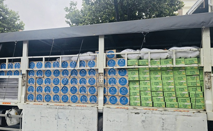 48 tấn sữa và nước uống của Vinamilk đến rốn lũ miền Trung và Tây Nguyên