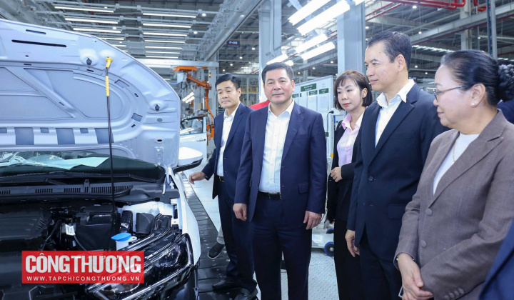 [CHÙM ẢNH] Bộ trưởng Bộ Công Thương hai nước Việt Nam, Lào khảo sát thực tế Nhà máy Ô tô Thành Công