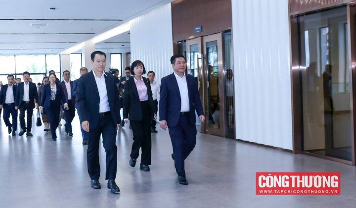 Bộ trưởng Bộ Công Thương Việt Nam và Lào làm việc tại Nhà máy Ô tô Thành Công Việt Hưng