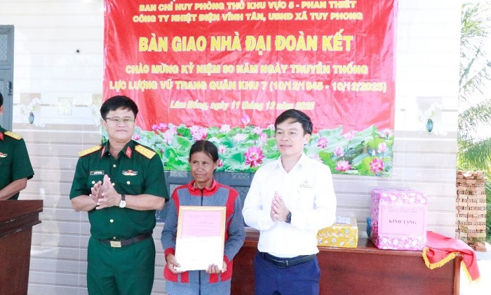 Công ty Nhiệt điện Vĩnh Tân phối hợp bàn giao nhà đại đoàn kết