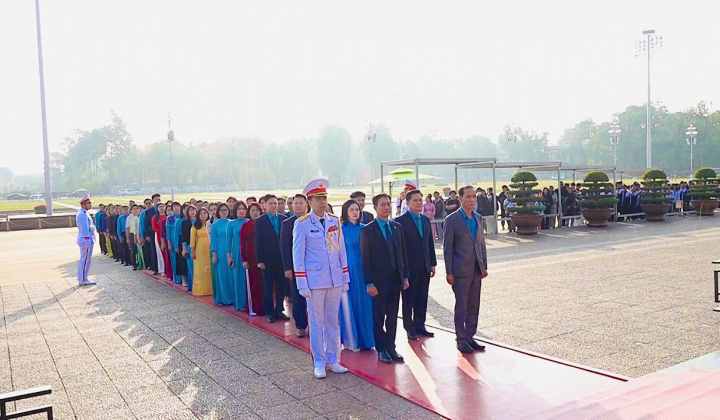 Công đoàn Công Thương Việt Nam dâng hương, viếng Lăng Bác nhân Đại hội V