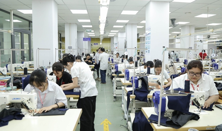 Cô trò trường Đại học Công nghiệp TP HCM may hàng trăm bộ đồng phục tặng học sinh vùng lũ