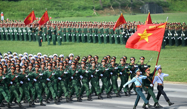 Quân đội nhân dân vững bước dưới cờ đảng quang vinh