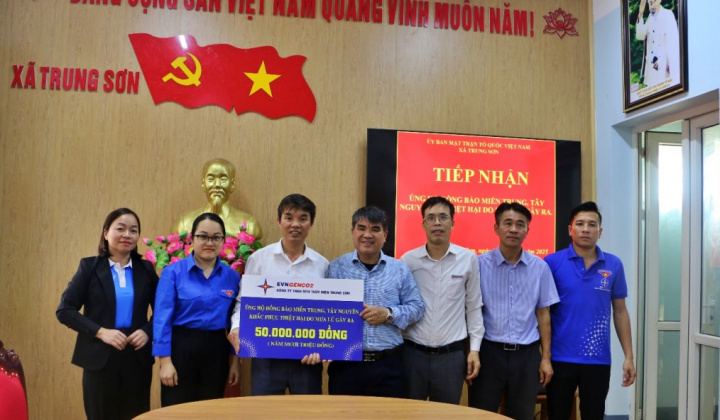 Thủy điện Trung Sơn trao tiền hỗ trợ đồng bào miền Trung, Tây Nguyên bị thiệt hại do mưa lũ