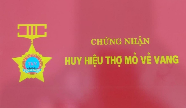Than Thống Nhất tặng thưởng huy hiệu Thợ mỏ vẻ vang năm 2024